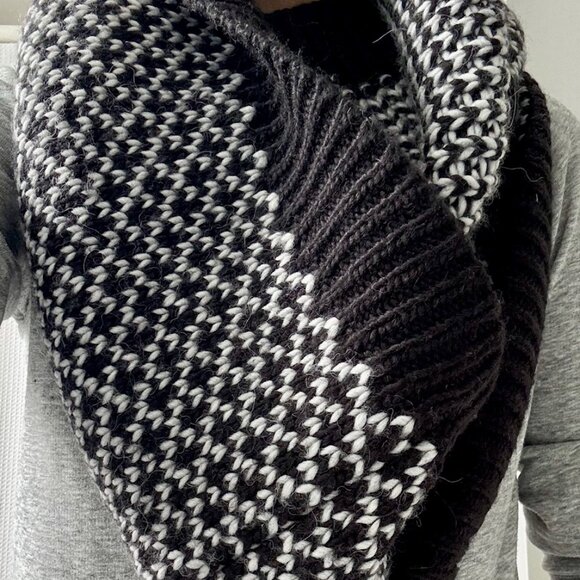 lululemon knitted circle scarf - Picture 4 of 4